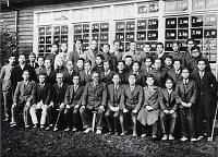 バラック校舎前の教職員